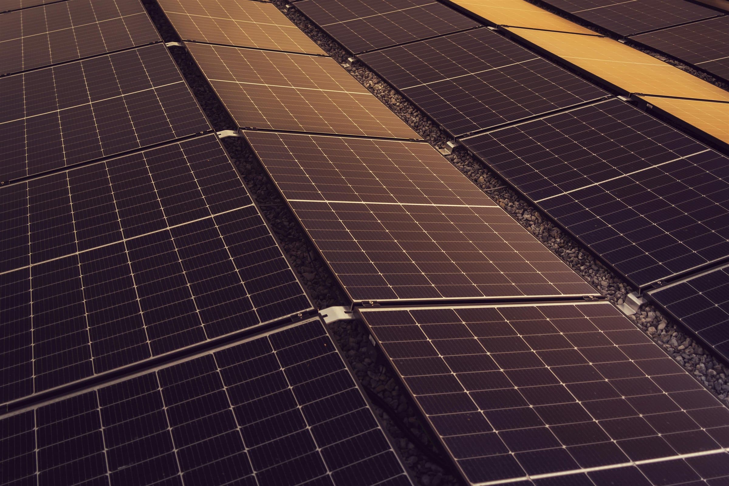 Φωτοβολταϊκά panels σε επαγγελματική στέγη για εφαρμογή Net Billing
